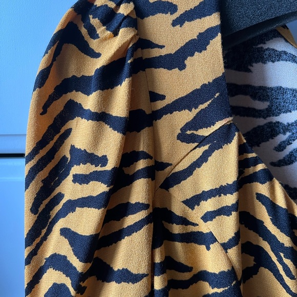 Animal print button down, sweetheart neckline Reformation top. - Picture 4 of 7